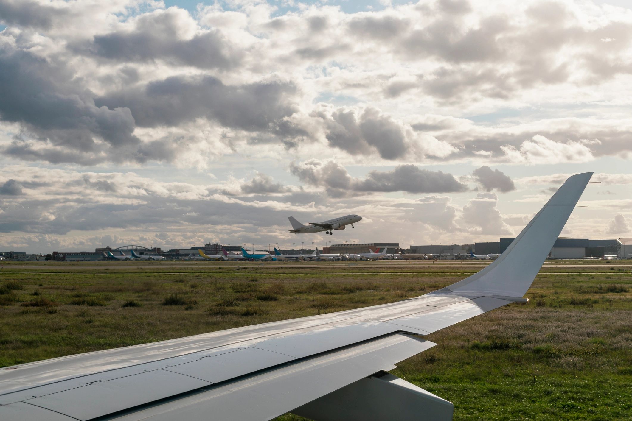 Air freight scene at an international airport, highlighting fast export logistics from Dubai.